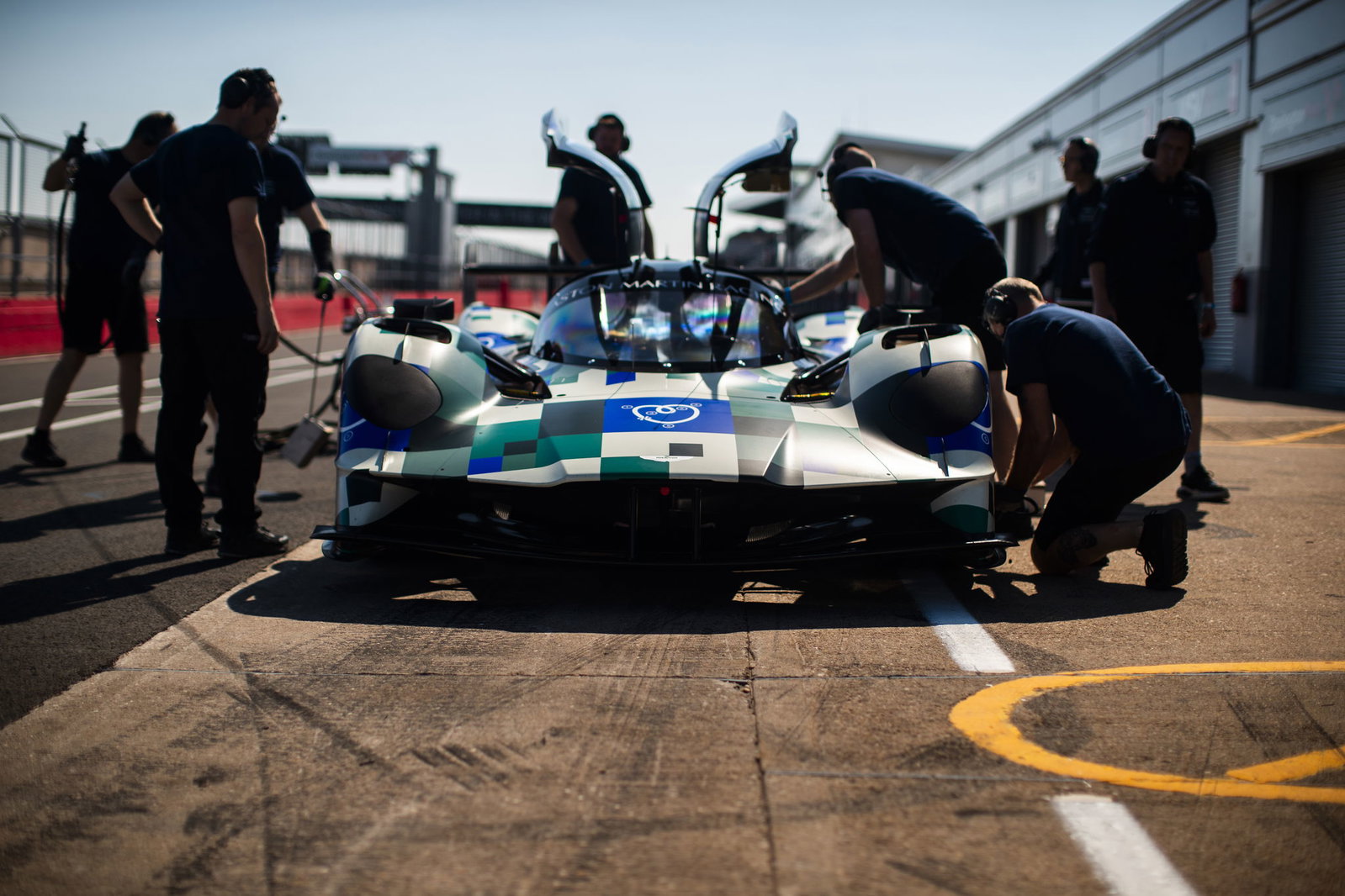 Enjoy 15 Minutes Of Glorious Le Mans-Spec Aston Martin Valkyrie
